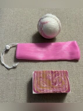 Buff City Soap—All Hail the Queen
Bath Bomb, Soap, and Soap Saver NWOT